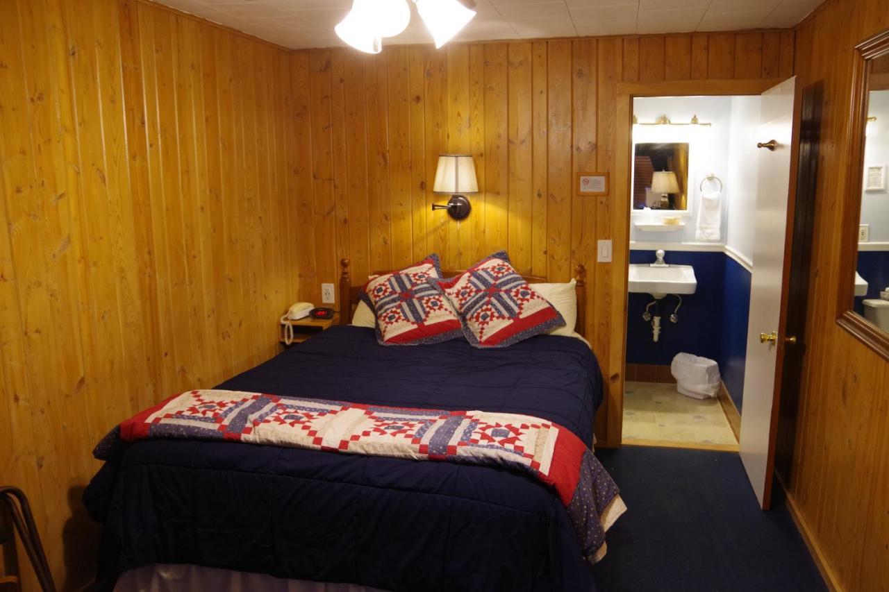 Edgewater Inn & Cottages Игл-Ривер Номер фото